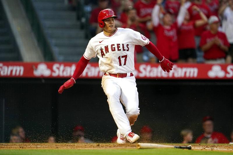 Jeremy Pena hits first home run while parents are interviewed