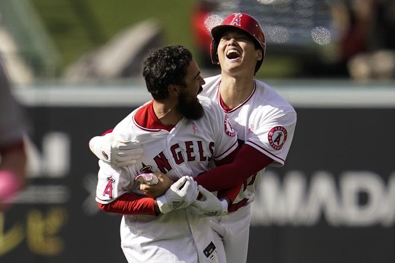 Angels' Shohei Ohtani goes 4-for-5, throws 7 innings to beat O's