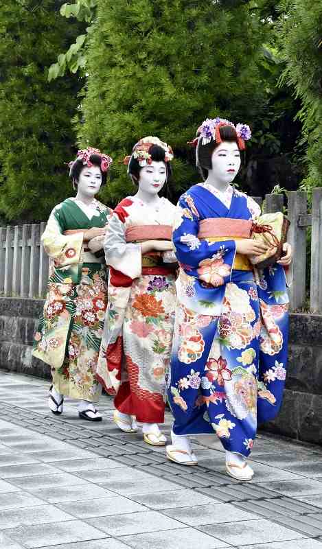Schoolgirls experience maiko culture in Yamagata event - The Japan News