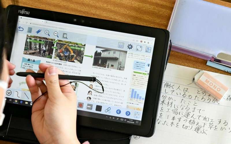 Japan’s education ministry eyes use of English digital textbooks from