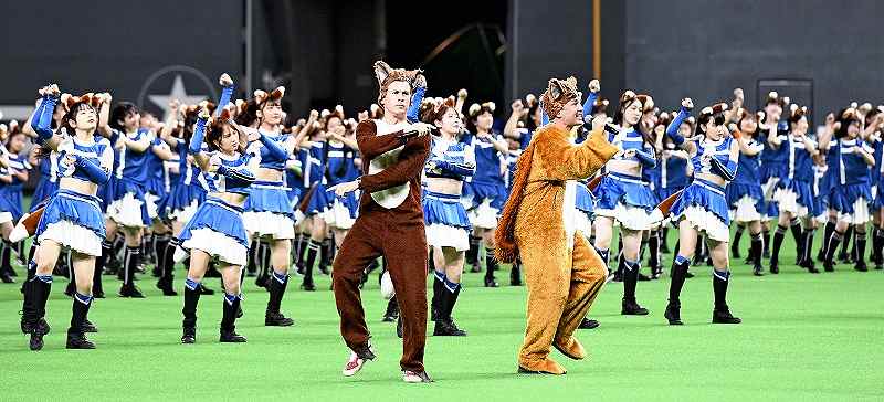 Norwegian comedy duo Ylvis performs 'The Fox' with Nippon Ham