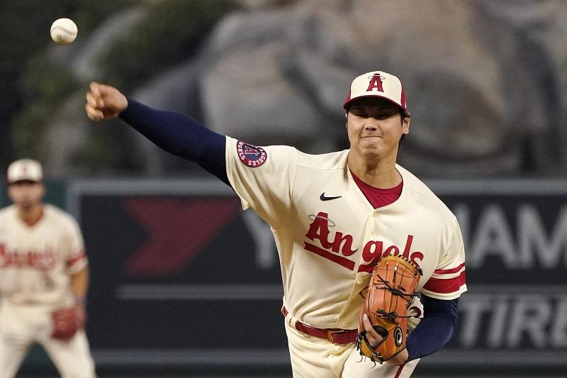 Shohei Ohtani single breaks glove