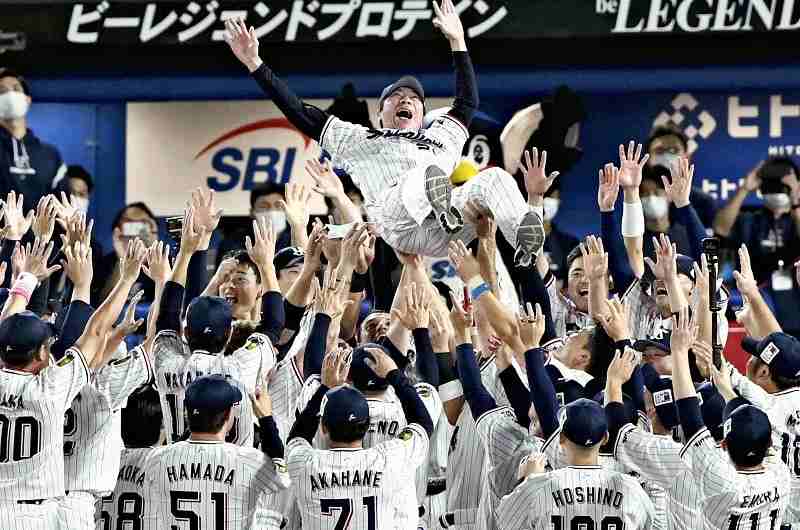 Congratulations to the 2021 Japanese Pro Baseball League Champions, the Tokyo  Yakult Swallows! Knoxville's favorite team. : r/jackass