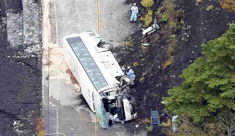 Tourist bus overturns, leaving 1 dead, 3 seriously injured in Shizuoka ...