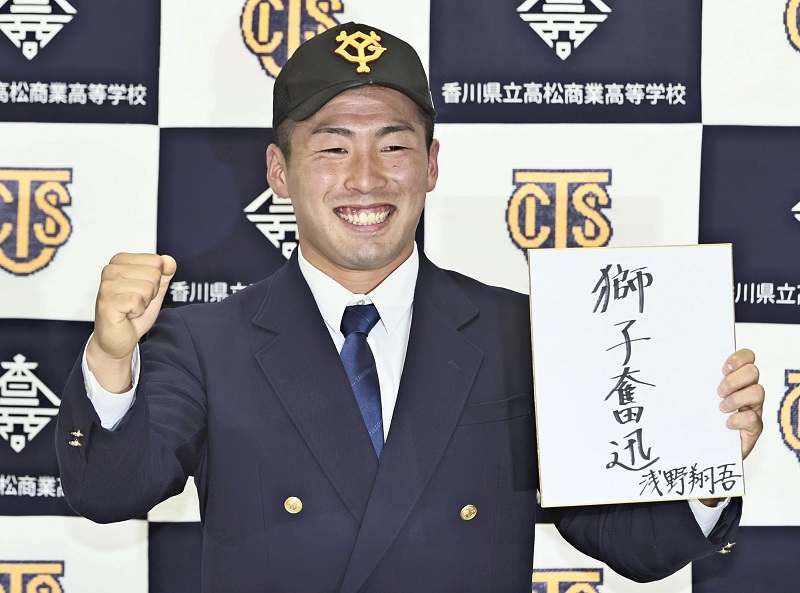 TOKYO, Japan - Yomiuri Giants manager Tatsunori Hara (2nd from L) joins  players of his team in showing off the Japanese professional baseball  club's new uniforms in Tokyo on Dec. 22, 2014