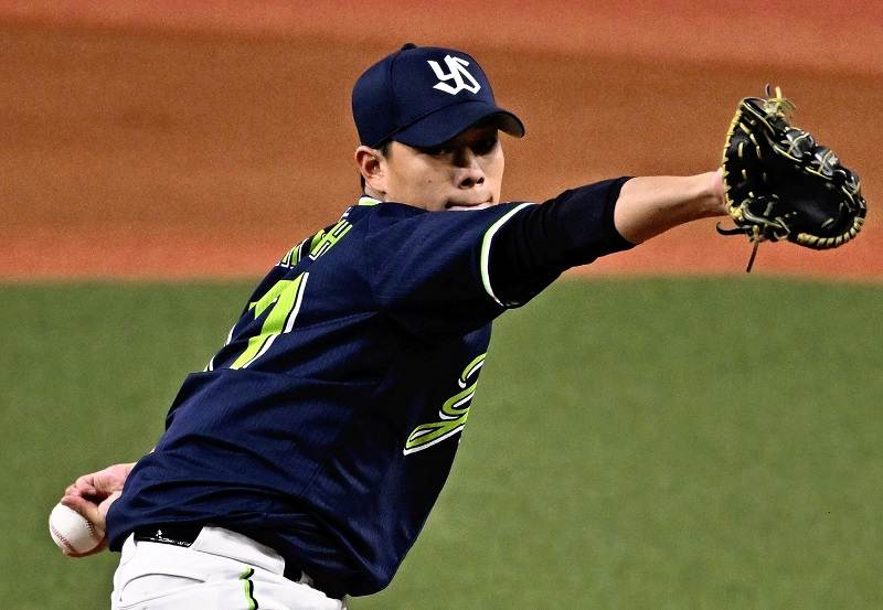 Baseball: Japan Series Keiji Takahashi of the Yakult Swallows pitches  against the Orix Buffaloes in