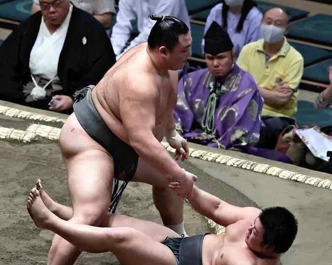 Rehabilitated sumo wrestler repays stablemaster with 1st