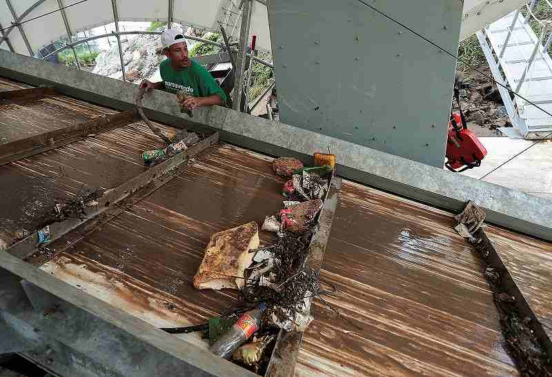 El río Panamá fue limpiado por una rueda de basura