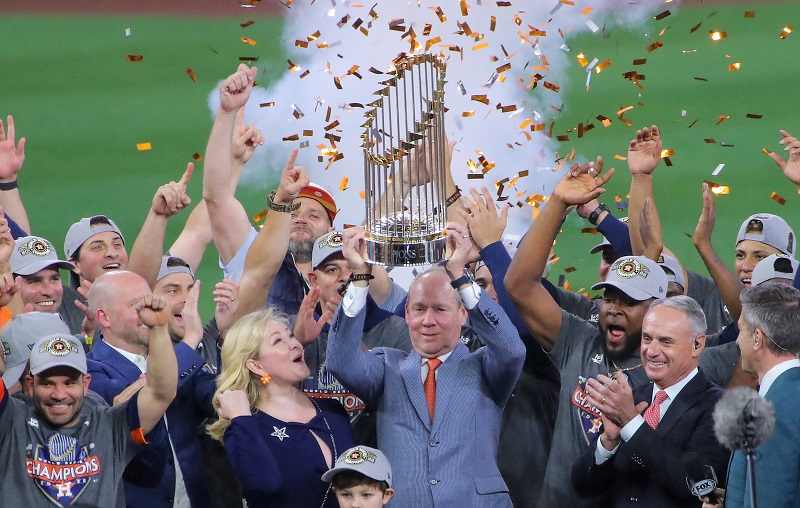 Álvarez blasts Astros to World Series title in G6 vs. Phils