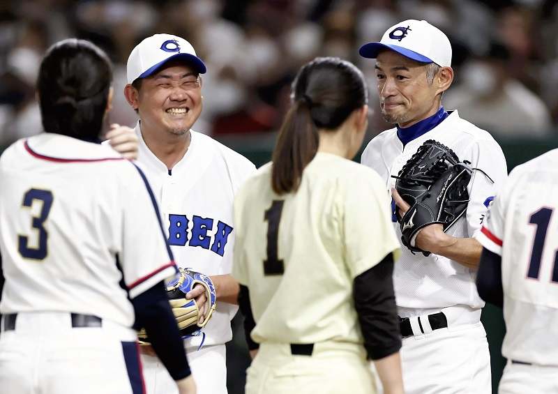 Ichiro Suzuki surprised Daisuke Matsuzaka at his retirement ceremony last  night : r/baseball