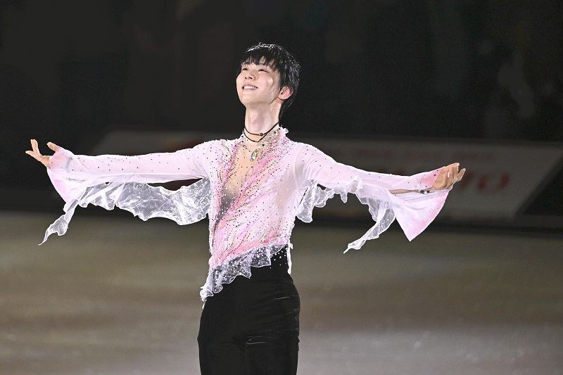 Hanyu skates in first ice show since retiring from competition