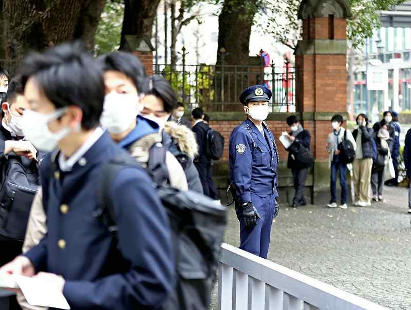 Common Test for University Admissions Begins - The Japan News