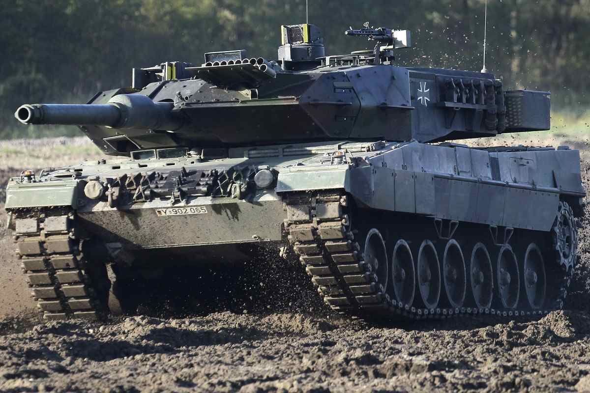 Ukraine Modifying UK Challenger 2 Battle Tanks Due to Weak Spot