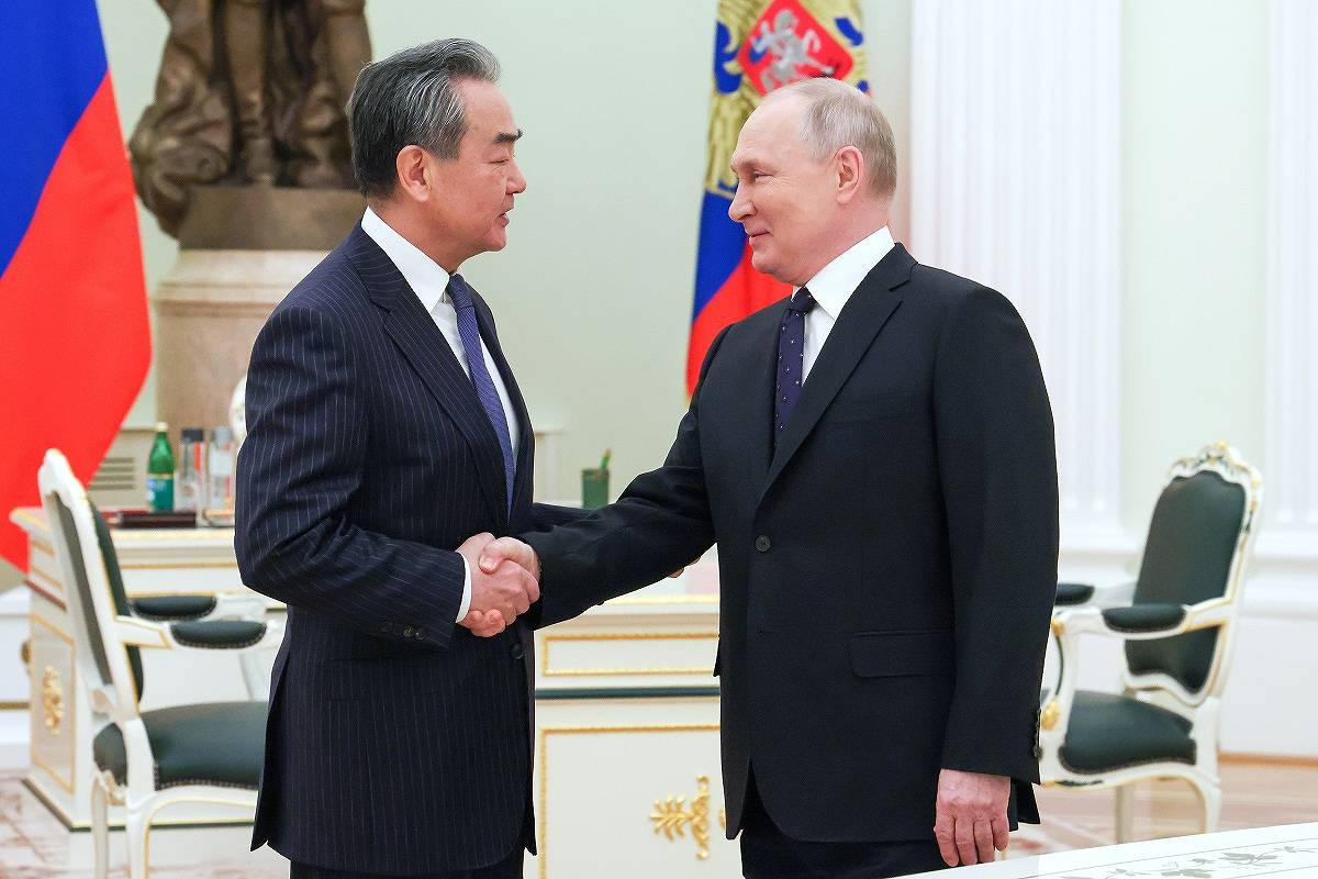 ロシアと中国、ウクライナをめぐって策略を繰り広げる中で関係を誇示する