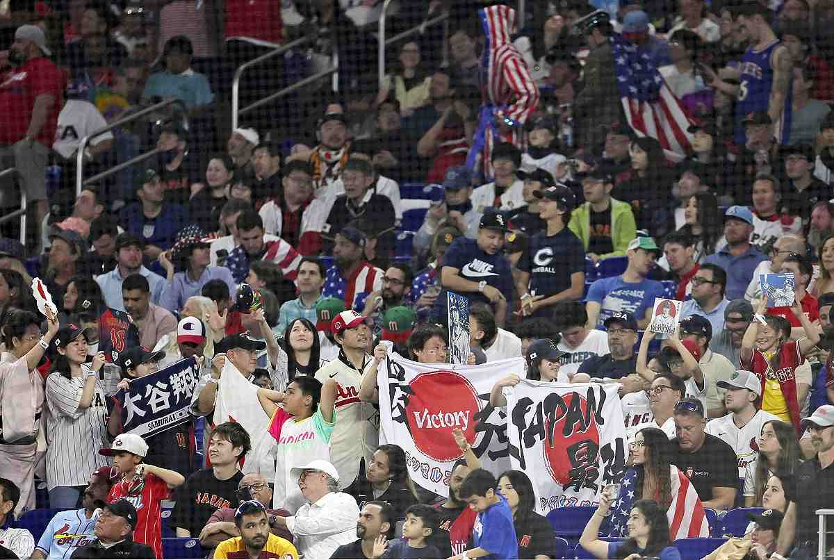 In shadow of Tokyo Tower, fans cheer Samurai Japan into WBC semifinals -  The Japan Times