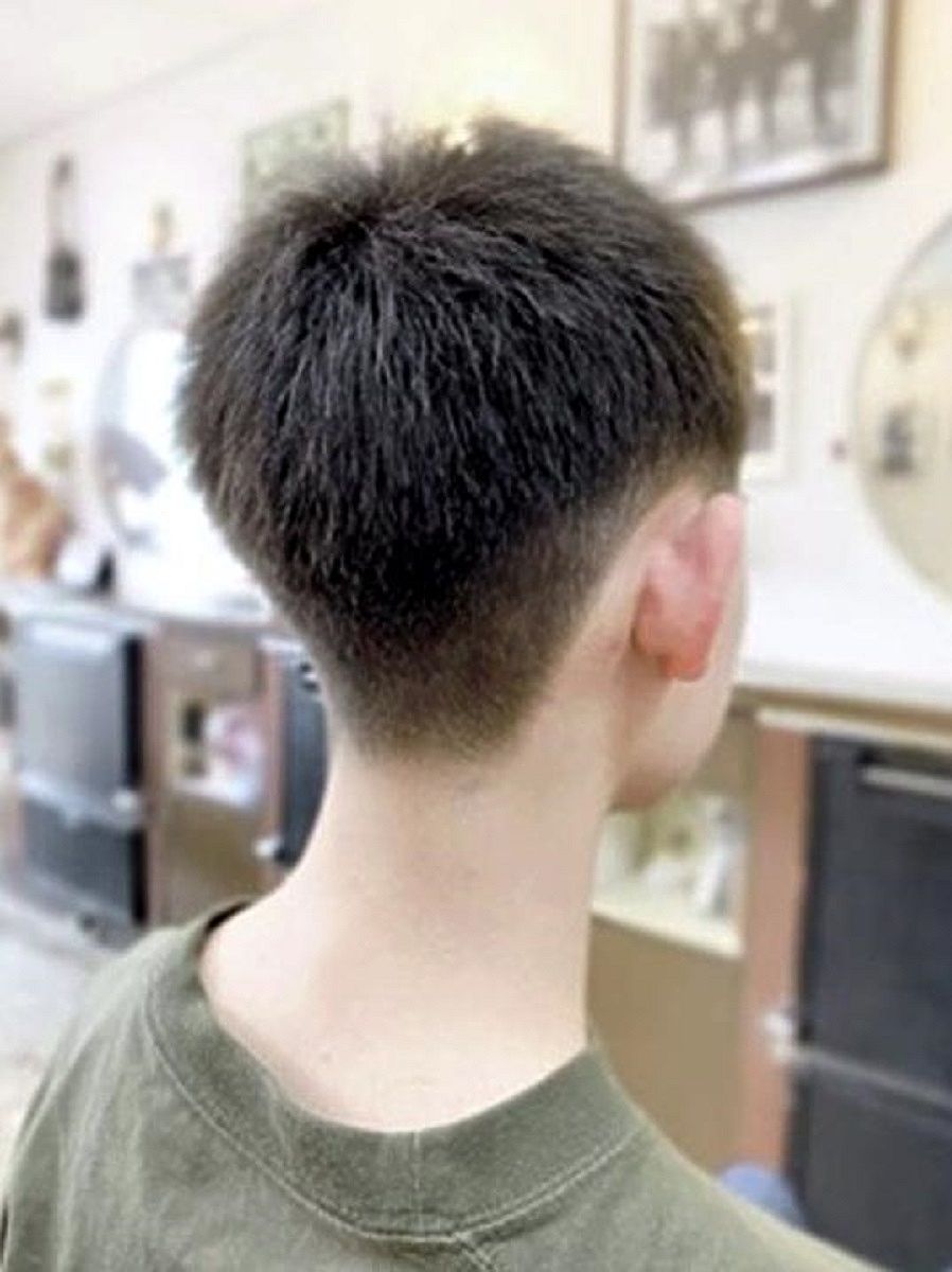 Norfolk schoolboy put in isolation for short hair cut - BBC News