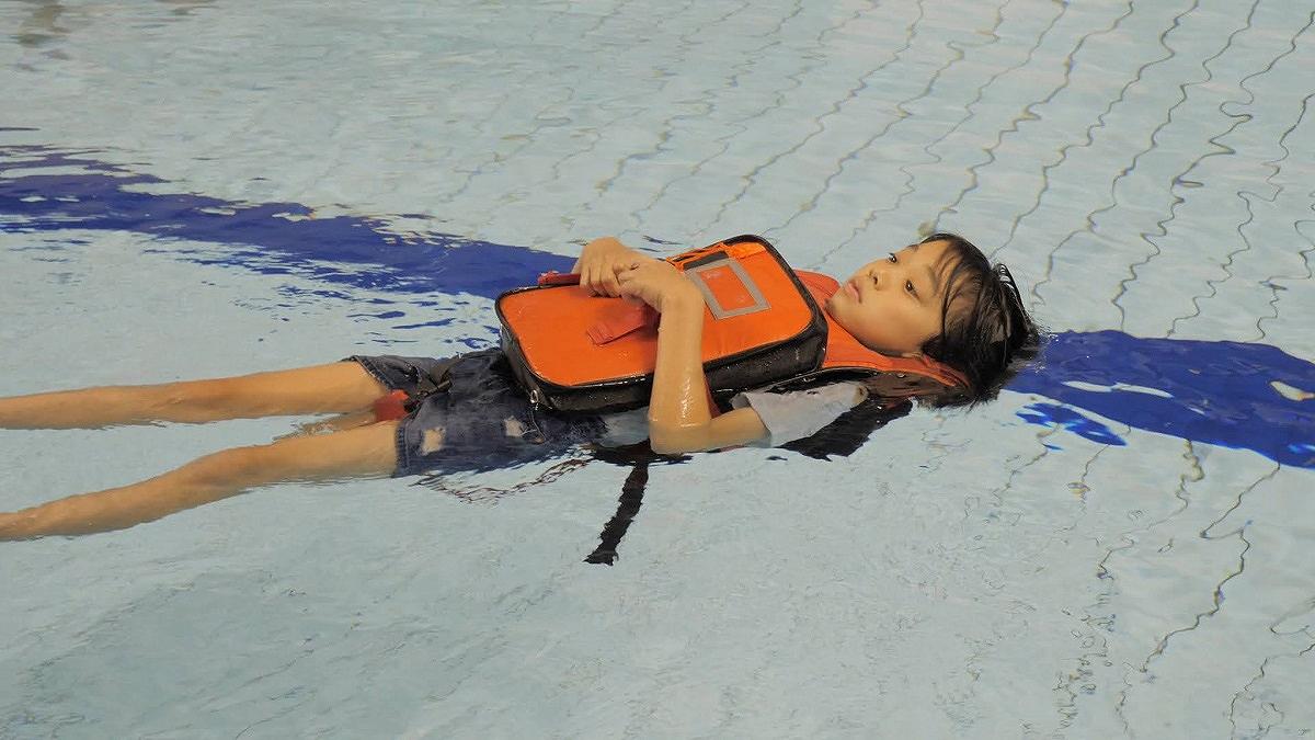 Randoseru Backpack that Floats in Water Developed for Tsunami