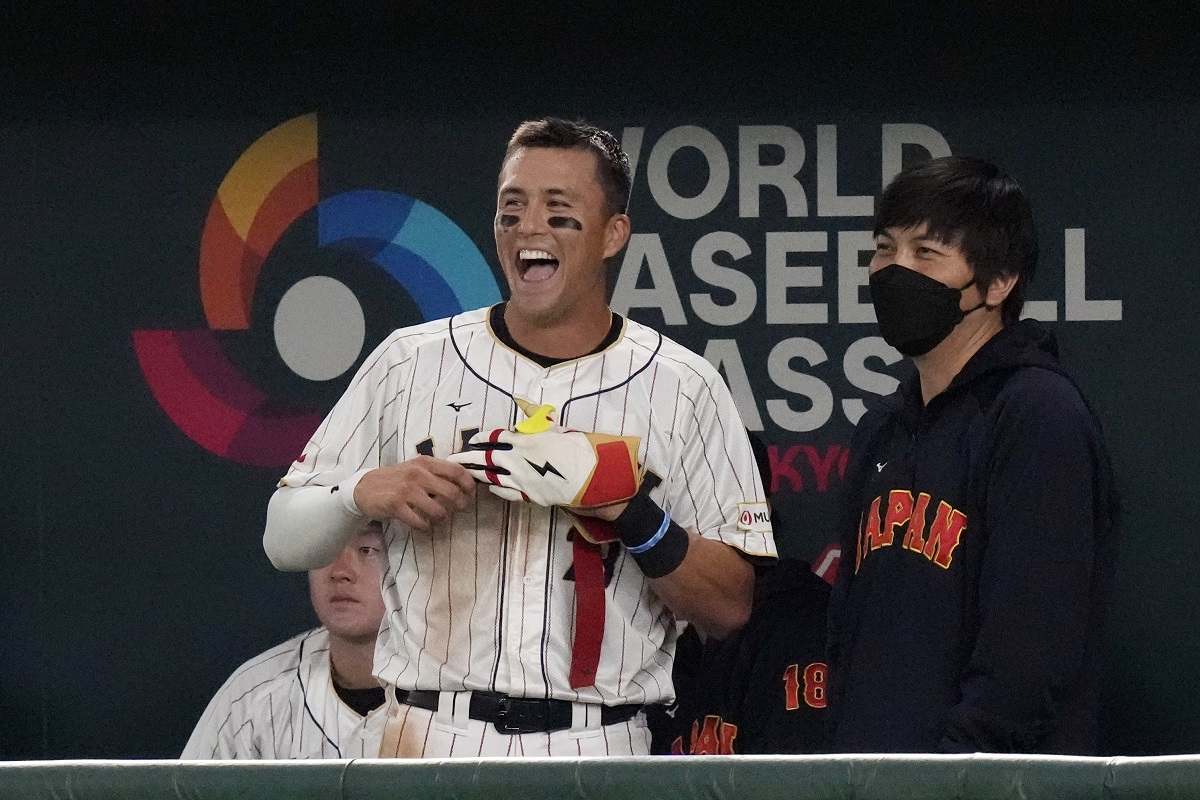 The prime minister of Japan did Lars Nootbaar's “Pepper Grinder” during a  photo shoot with WBC champion Samurai Japan. : r/baseball