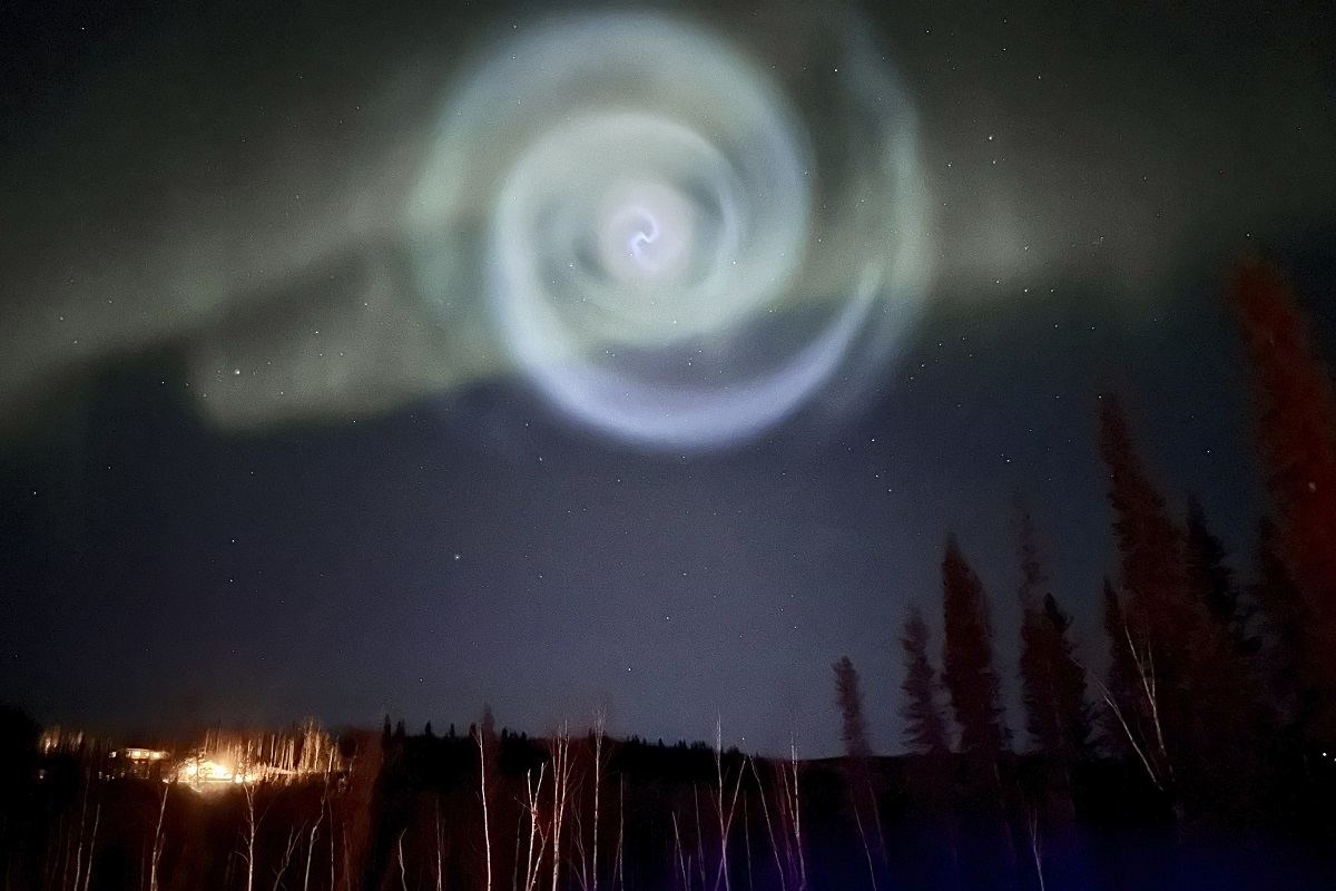 Odd Appears amid Northern Lights in Alaska Night - The Japan News