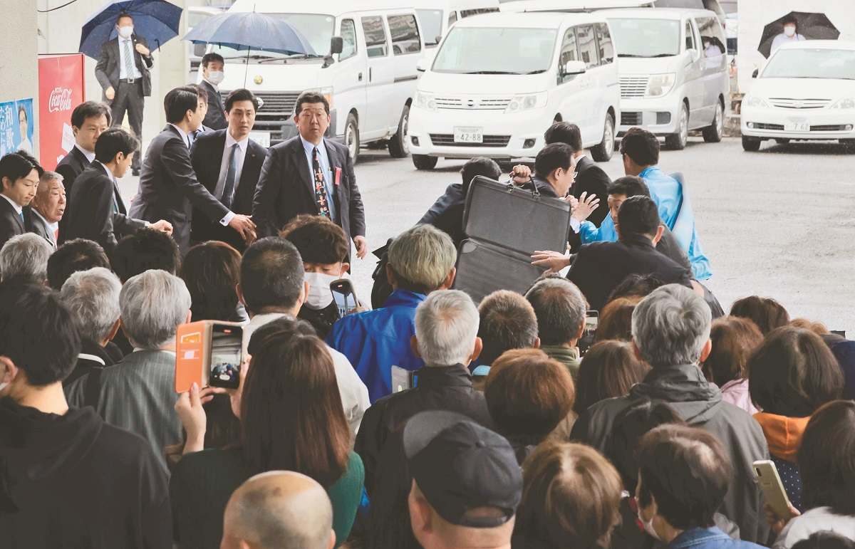 Japan's 'Ballistic Briefcase' Spurs Internet; Netizens Debate On Deceptive  Armor Used By PM Kishida's Guards