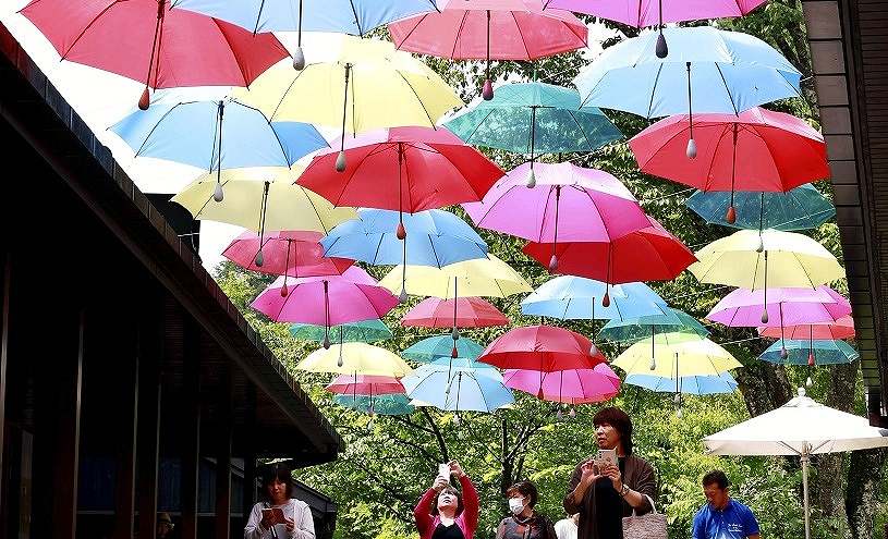 Nagano Resort Welcomes Rainy Season with Colorful Umbrellas - The Japan ...