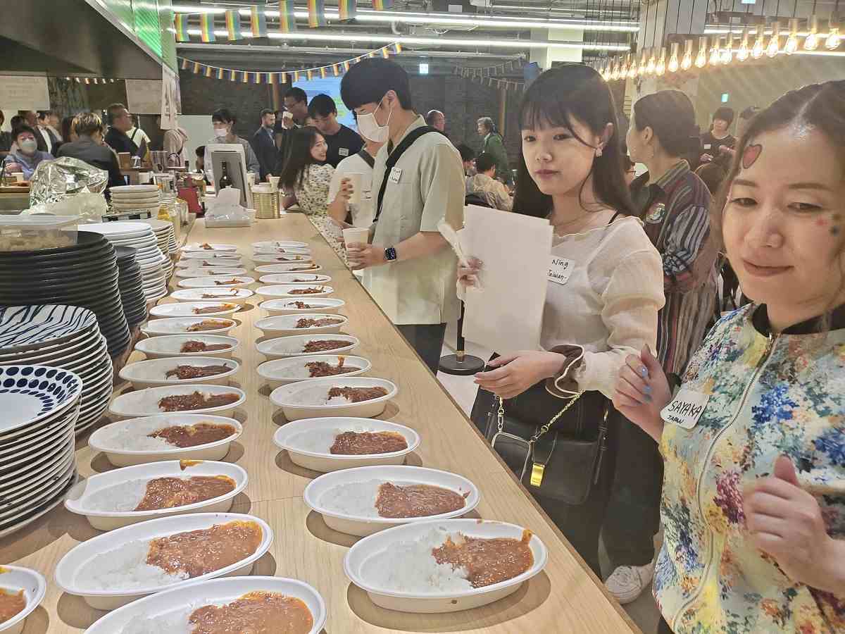 大阪：大阪に留学生のためのカフェテリアオープン