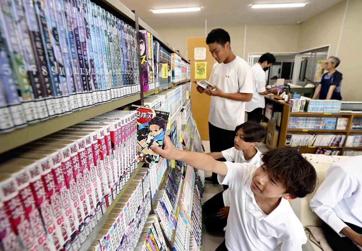 日本の学校ではマンガを図書館に取り入れることが増えている