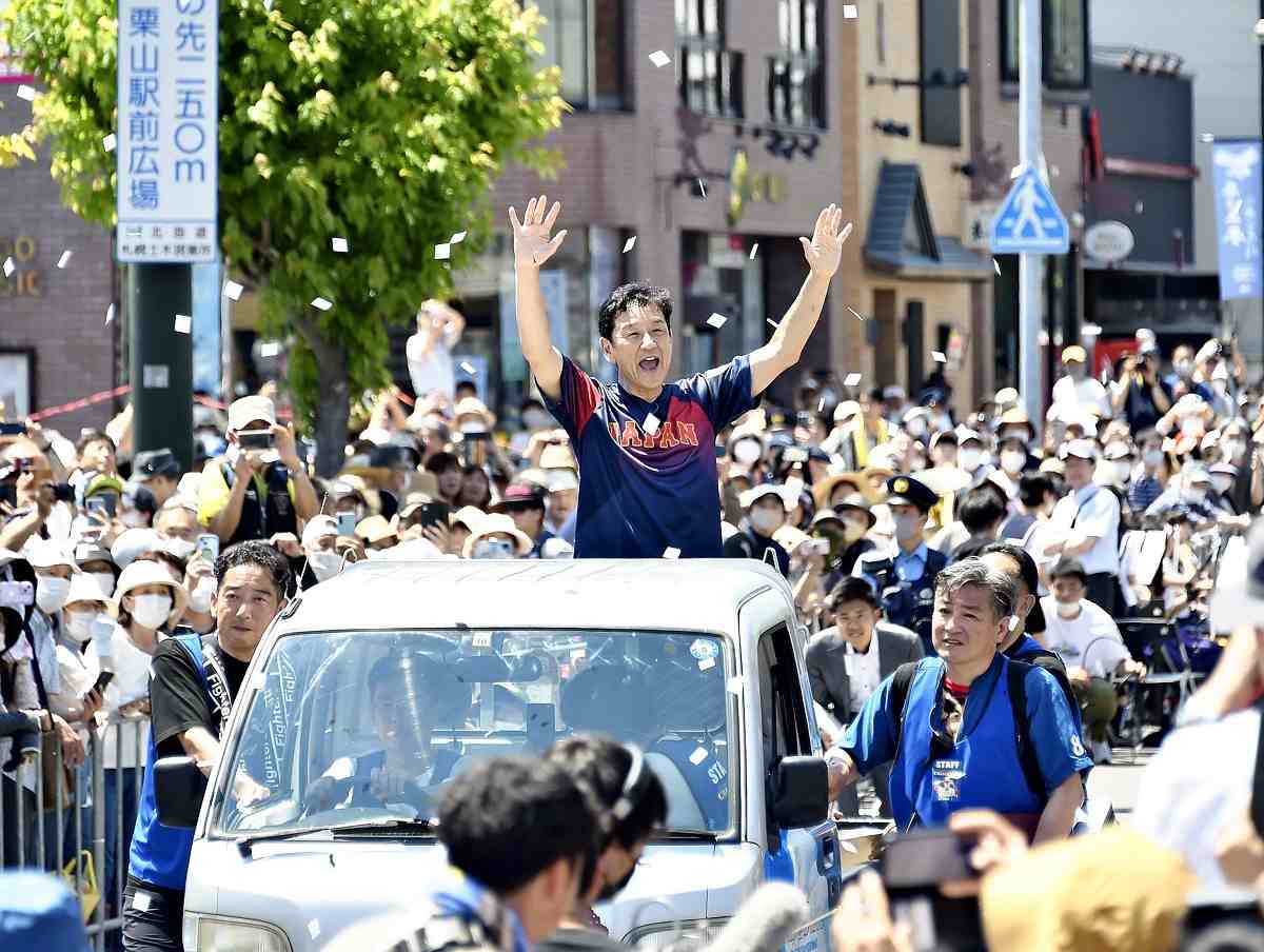 栗山秀樹、サムライジャパンのWBC優勝のための北海道パレードで栄誉を抱きました。