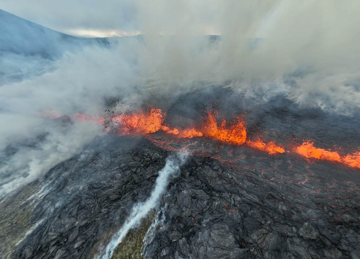 Icelandic Volcano Erupts Near Capital - The Japan News