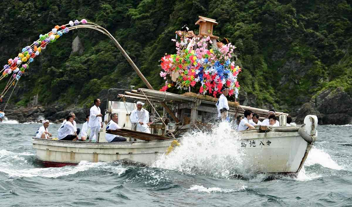 Niigata: Youths Perform Stick-Fighting at Shrine Festival near Mt. Myoko -  The Japan News