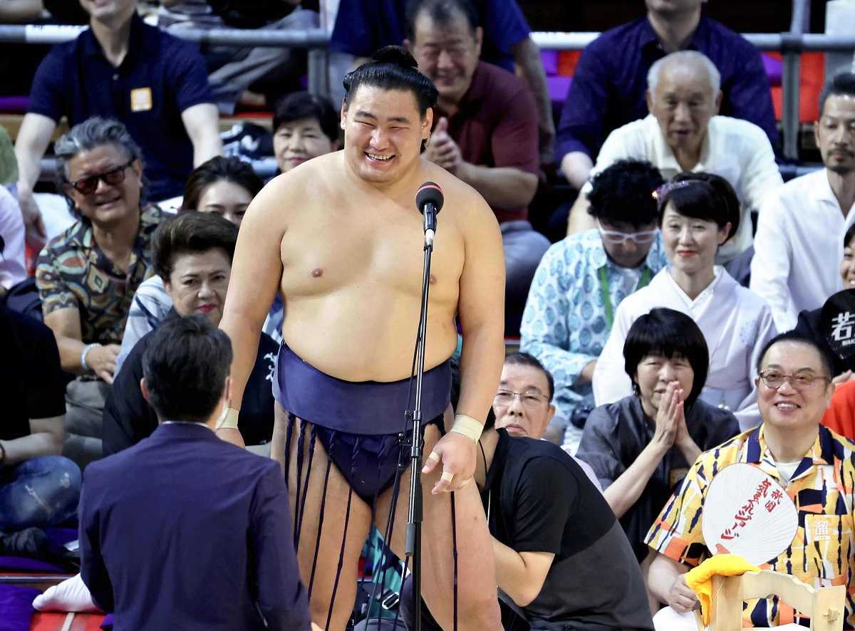 The Sumo Scene / New Ozeki Hoshoryu Destined to Follow in Huge