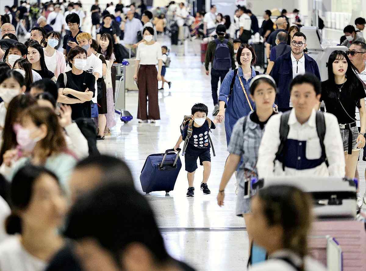 Eager Travelers Crowd Narita Airport to Start Summer Vacation The