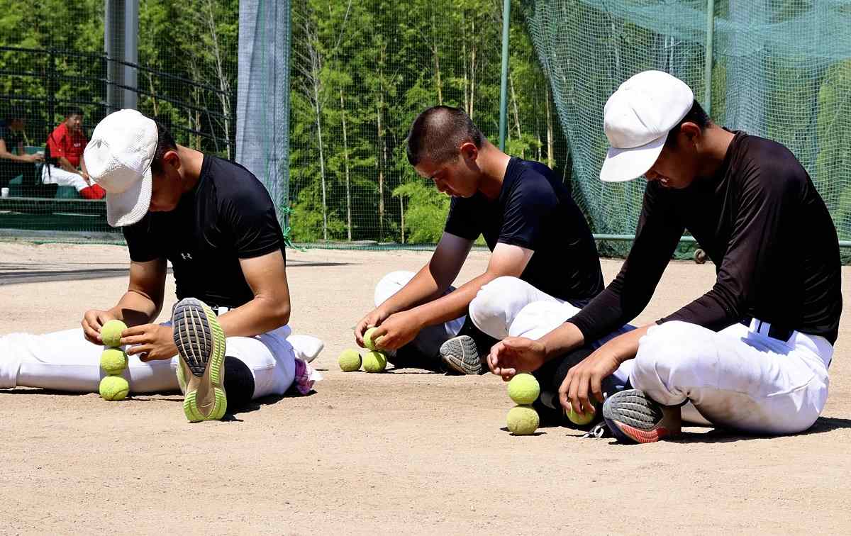 Japanese High School Baseball Teams Opt for Longer Locks - The Japan News