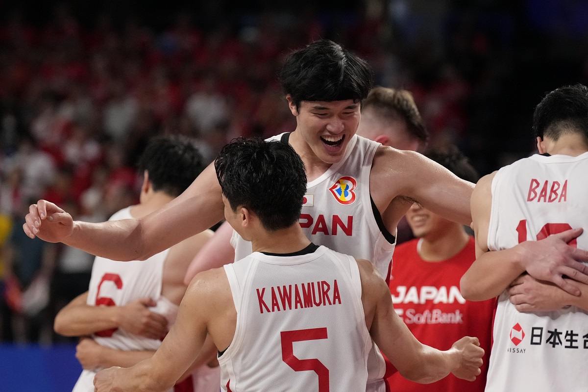 Latvija, Vācija, Melnkalne, Kanāda, Lietuva sasniedz otro kārtu;  Japāna uzvar Somiju, gūstot savu pirmo uzvaru