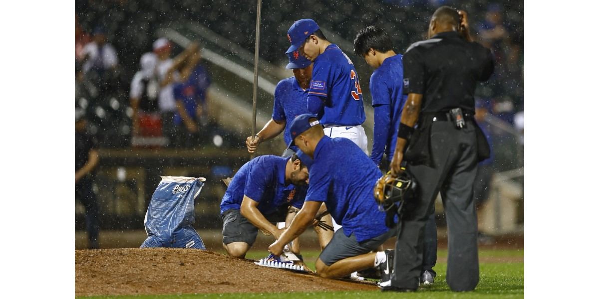 New York Mets starting pitcher Kodai Senga (34) delivers a pitch against  the Chicago Cubs during