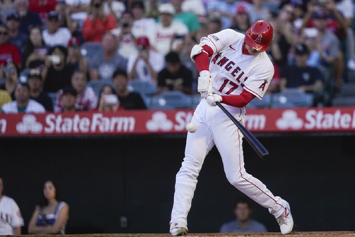 Shohei Ohtani hits 40th homer after leaving mound early with cramps in  Seattle's 5-3 win over Angels - ABC News