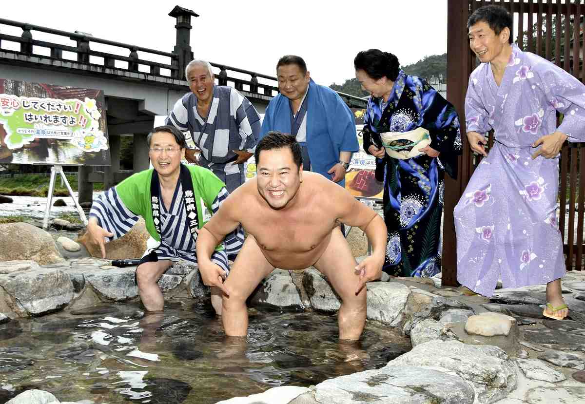 Tottori: 'Naked Pose' May Help Open-Air Onsen after Damage by Typhoon - The  Japan News