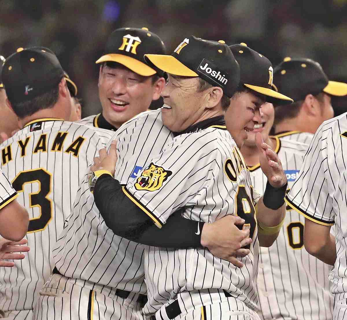 Hanshin Tigers Manager Akinobu Okada Maintains Distance to Help