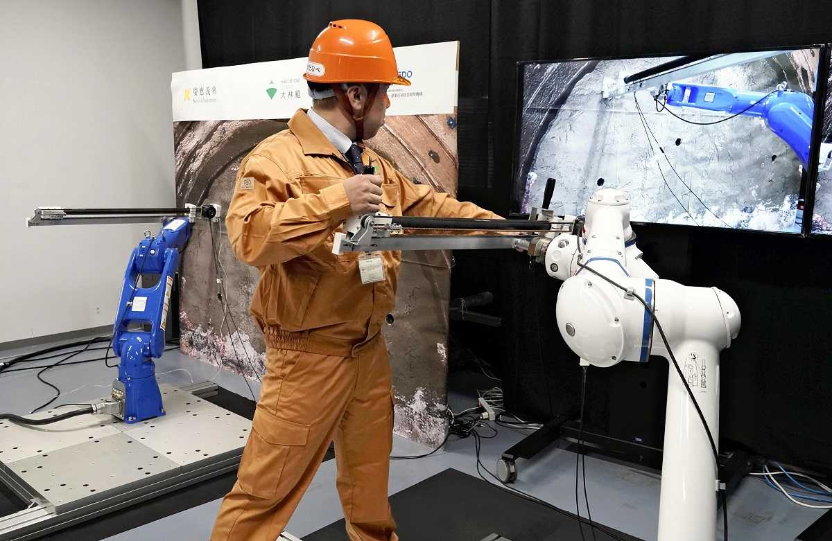 ロボットは、新しいシステムでトンネル掘削のための爆発物を設定します。 日本産学チームは従業員の保護に努めています