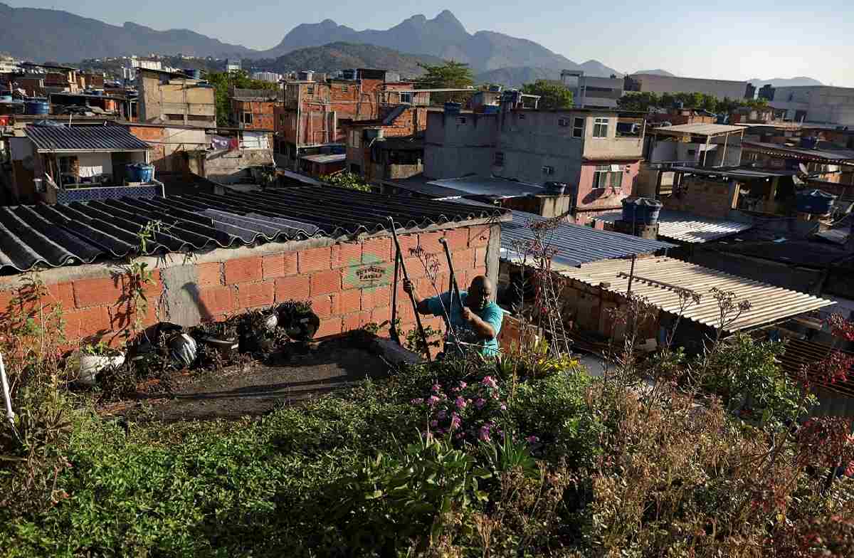 Ativista de favelas no Brasil planta telhados verdes contra onda de calor