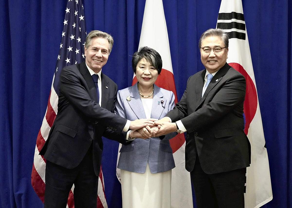 日 외무장관, 한국미함대 대응 협력 확인.