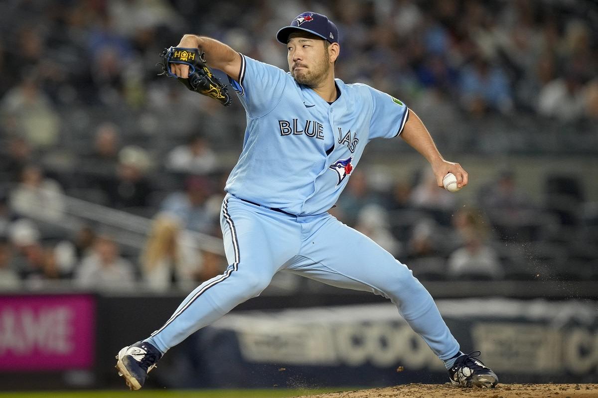 Blue Jays beat Yankees in 10th inning as fans return