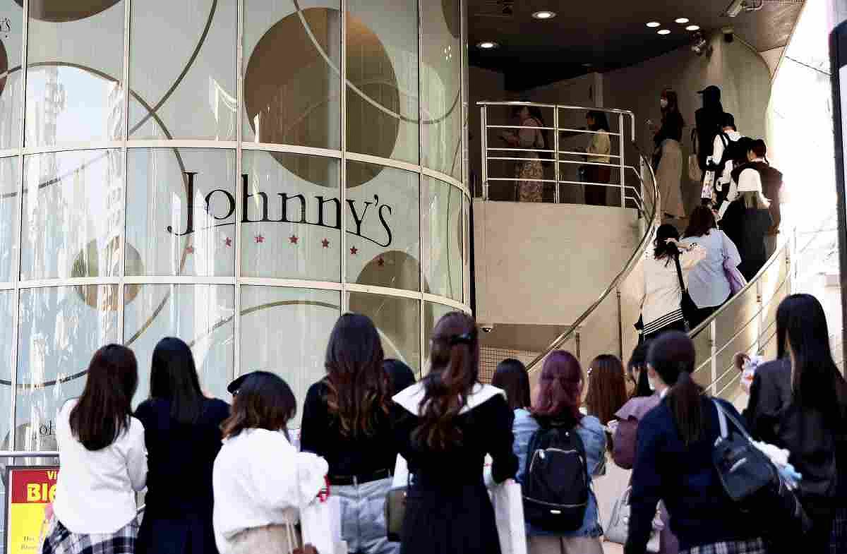 Fans Gather at Johnny's Shops Before Company Changes Name Due to 