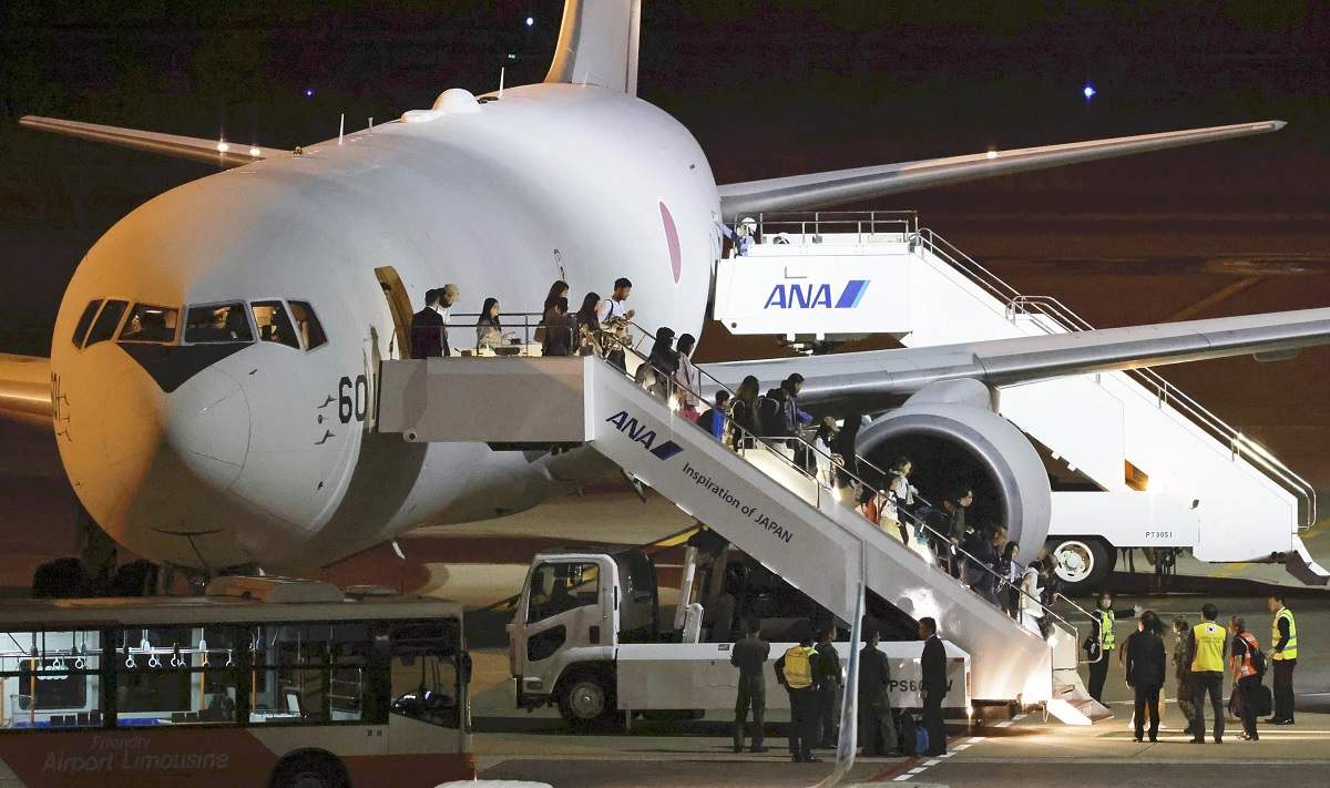 Un avion de l’ASDF transportant 60 Japonais et 23 autres israéliens arrive à l’aéroport Haneda de Tokyo