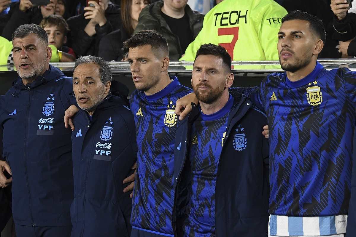 Lionel Messi se sienta en el banquillo para el partido de clasificación de Argentina contra Paraguay.