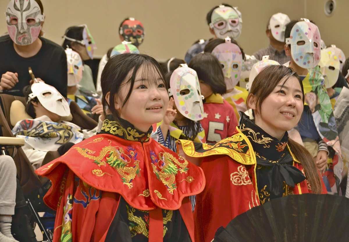 Nagasaki: Mom, Young Daughter Help Keep Mask-changing Chinese Art