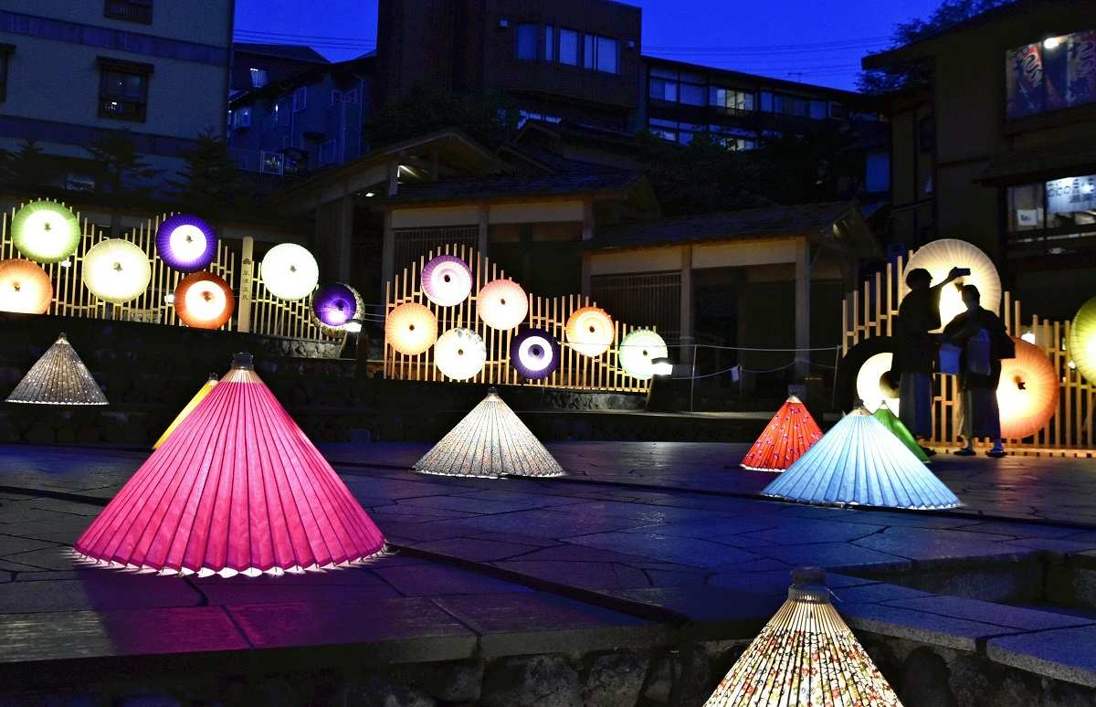 Japanese Umbrellas Light Up Gunma Pref. Hot Spring Town; Illuminations Were Chosen To Complement Resort’s Retro Look