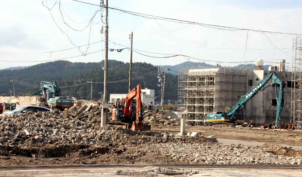 Demolition of quake-damaged buildings with public fund to be completed by the edn of this fiscal year in Asaichi-dori street in Japans Noto Peninsula