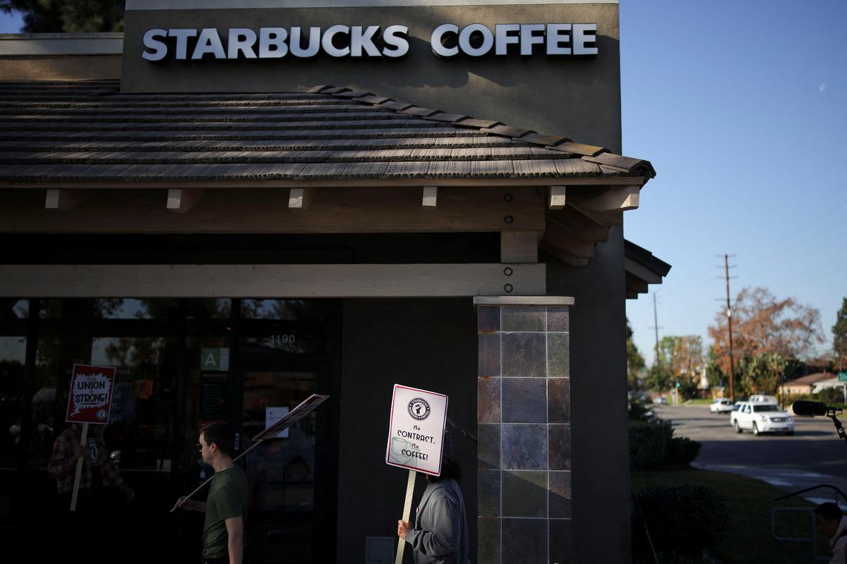 Starbucks Workers Union Strikes across US as Talks Hit Impasse