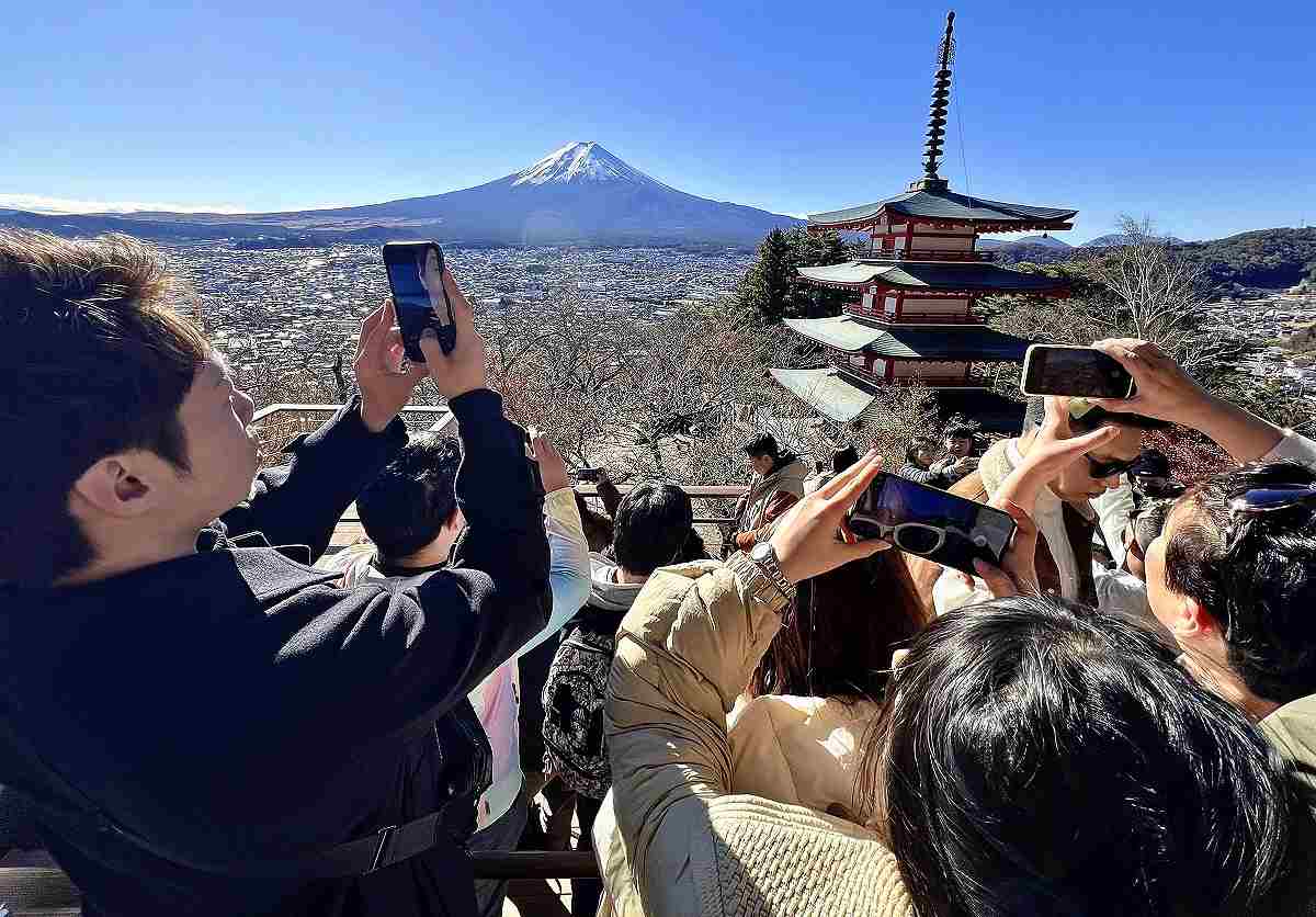 Overtourism grows as the snow cap appears on Mount Fuji; Local municipalities struggle to establish countermeasures